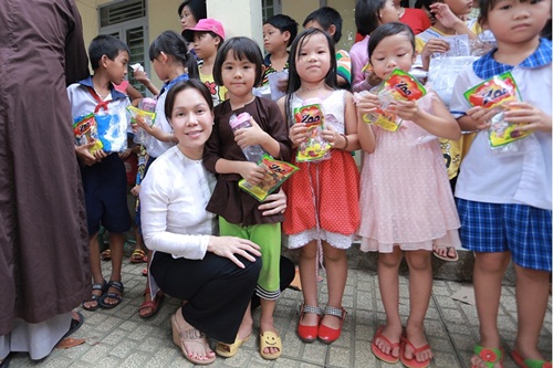 Việt Hương: Hành trình thiện nguyện chưa bao giờ dừng 13